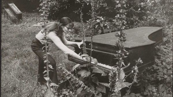 Annea Lockwood Piano Garden, um 1970