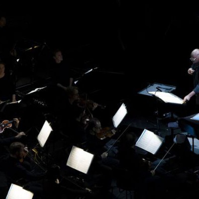 Ensemble Modern Orchestra unter Vimbayi Kaziboni