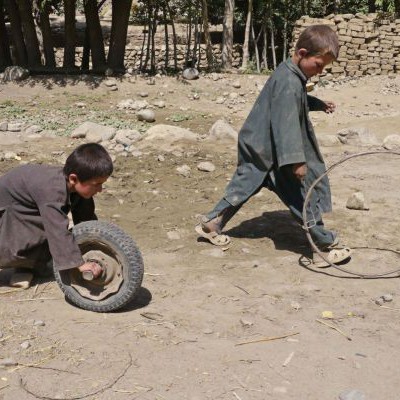 Filmstill Children's Games: Stick and Wheels