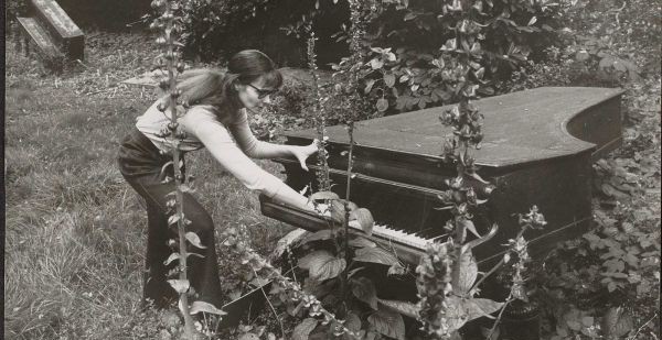 Annea Lockwood Piano Garden, um 1970